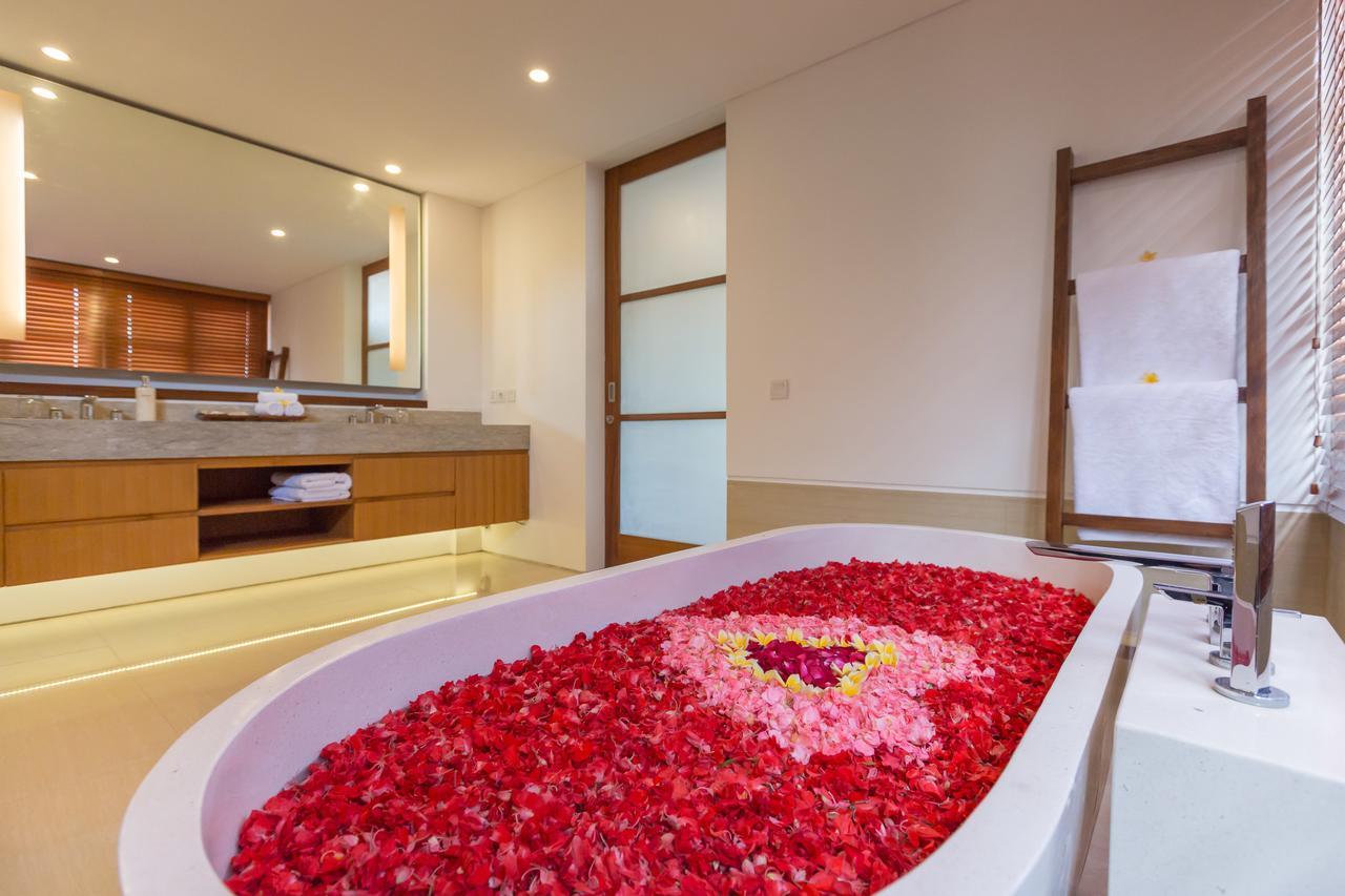 Villa Rusa Biru - Modern Villa With Private Pool And Cook In The Heart Of Berawa Canggu  Exterior photo